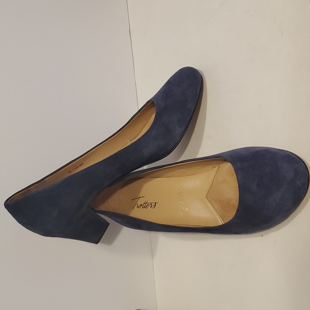 Trotters Signature Penelope Blue Suede Pump Size 9M